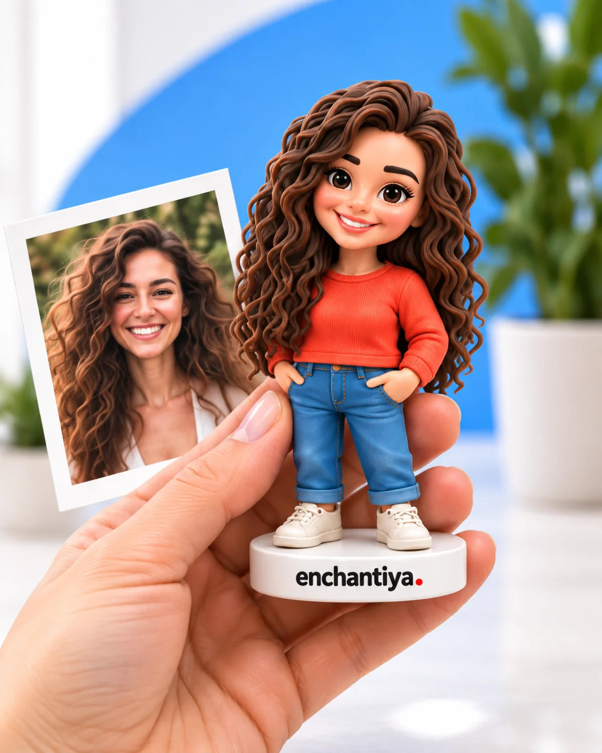 O mână ține figurina personalizată a unei femei cu păr creț lângă fotografia ei